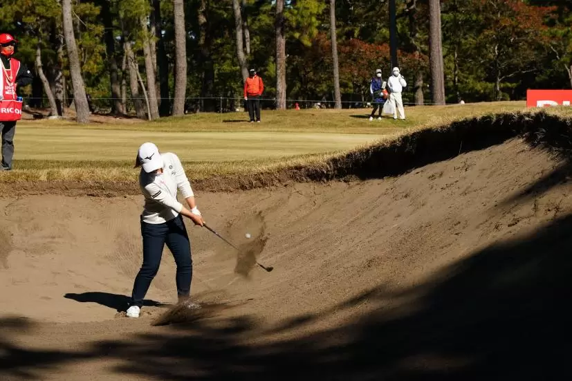 西郷真央のウェッジスイング（バンカー）連続写真【2021年JLPGAツアーチャンピオンシップリコーカップ】