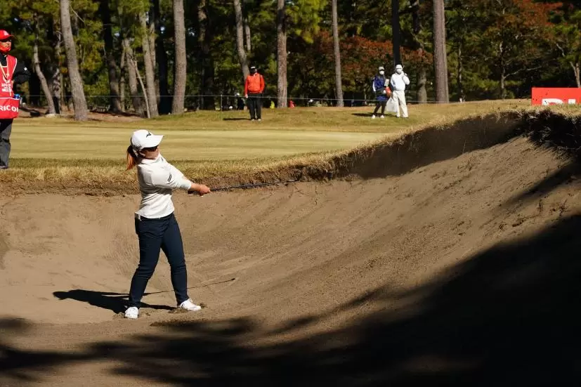 西郷真央のウェッジスイング（バンカー）連続写真【2021年JLPGAツアーチャンピオンシップリコーカップ】