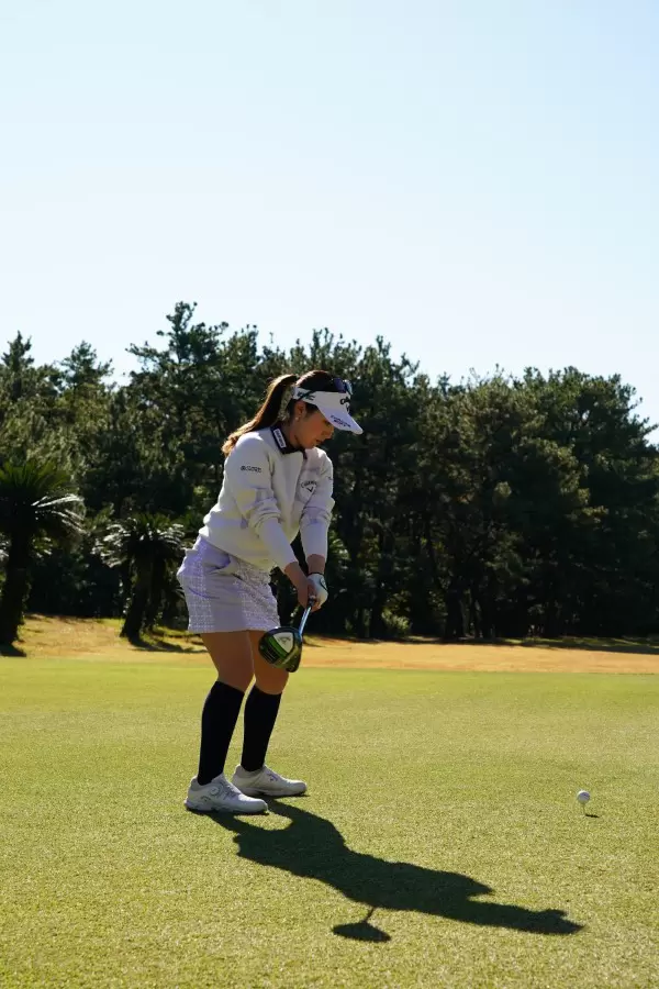 西村優菜のドライバースイング（斜め後方）連続写真【2021年JLPGAツアーチャンピオンシップリコーカップ】