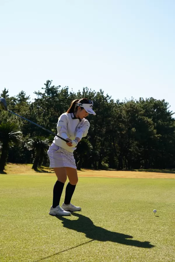 西村優菜のドライバースイング（斜め後方）連続写真【2021年JLPGAツアーチャンピオンシップリコーカップ】