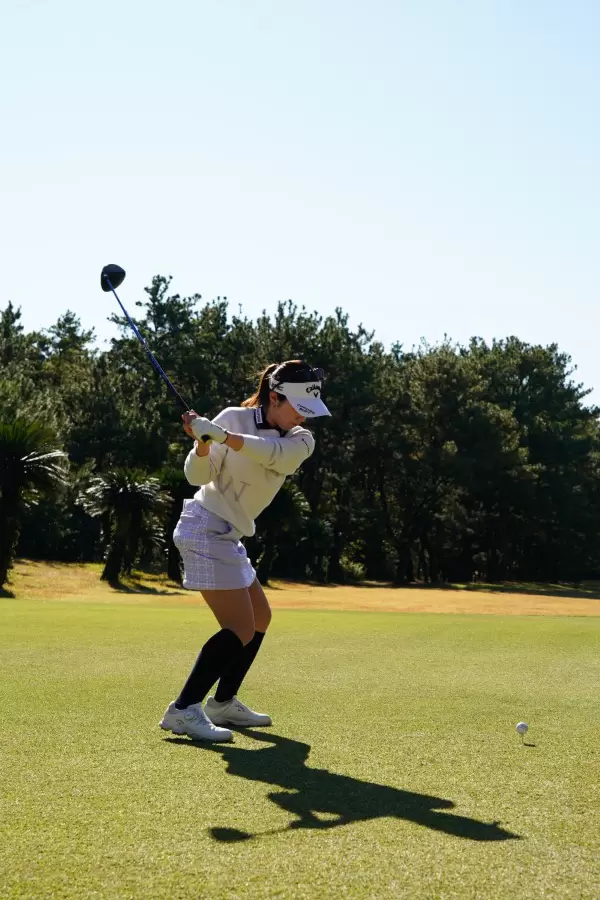西村優菜のドライバースイング（斜め後方）連続写真【2021年JLPGAツアーチャンピオンシップリコーカップ】