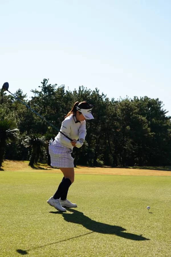 西村優菜のドライバースイング（斜め後方）連続写真【2021年JLPGAツアーチャンピオンシップリコーカップ】