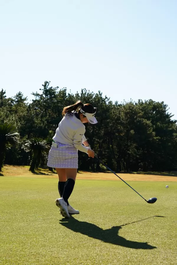 西村優菜のドライバースイング（斜め後方）連続写真【2021年JLPGAツアーチャンピオンシップリコーカップ】