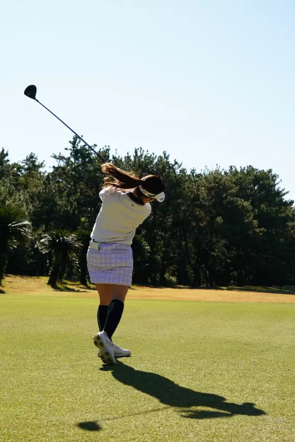 西村優菜のドライバースイング（斜め後方）連続写真【2021年JLPGAツアーチャンピオンシップリコーカップ】