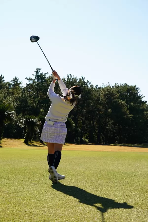 西村優菜のドライバースイング（斜め後方）連続写真【2021年JLPGAツアーチャンピオンシップリコーカップ】