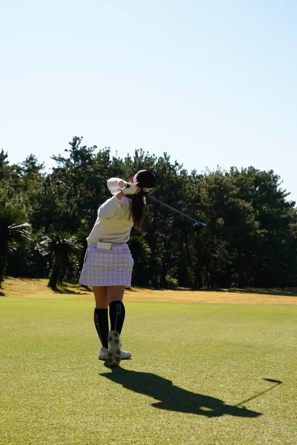 西村優菜のドライバースイング（斜め後方）連続写真【2021年JLPGAツアーチャンピオンシップリコーカップ】