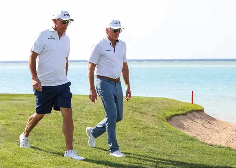 PIFサウジインターナショナルの練習日に、ラウンドしながら話し合うフィル・ミケルソンとSGLを主導するグレッグ・ノーマン。どのようなことを語り合ったのか？