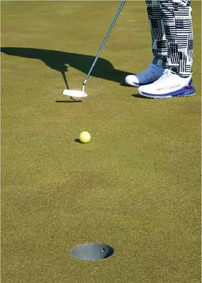 体調によっても球のコロがり方が変わるため、狙い通りに真っすぐ打ち出せているかを確認することが大事。カップを狙うが、入れることにこだわらないのが藤田流。