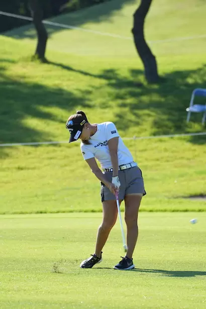 上田桃子　アイアンスイング｜フォロー①