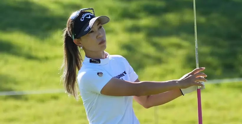 上田桃子のアイアンスイング（斜め前方）連続写真【2021日本女子オープン】