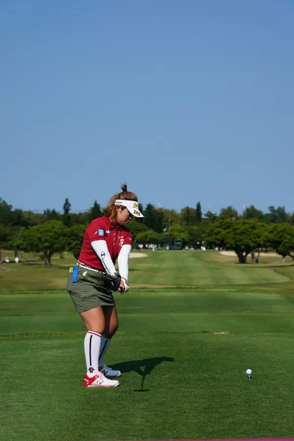 山下美夢有のドライバースイング（後方）連続写真【2022年ダイキンオーキッドレディスゴルフトーナメント】