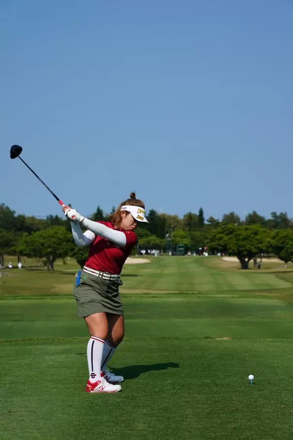 山下美夢有のドライバースイング（後方）連続写真【2022年ダイキンオーキッドレディスゴルフトーナメント】