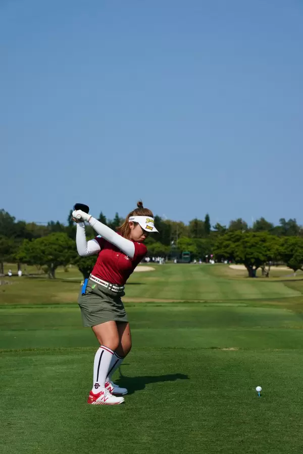 山下美夢有のドライバースイング（後方）連続写真【2022年ダイキンオーキッドレディスゴルフトーナメント】
