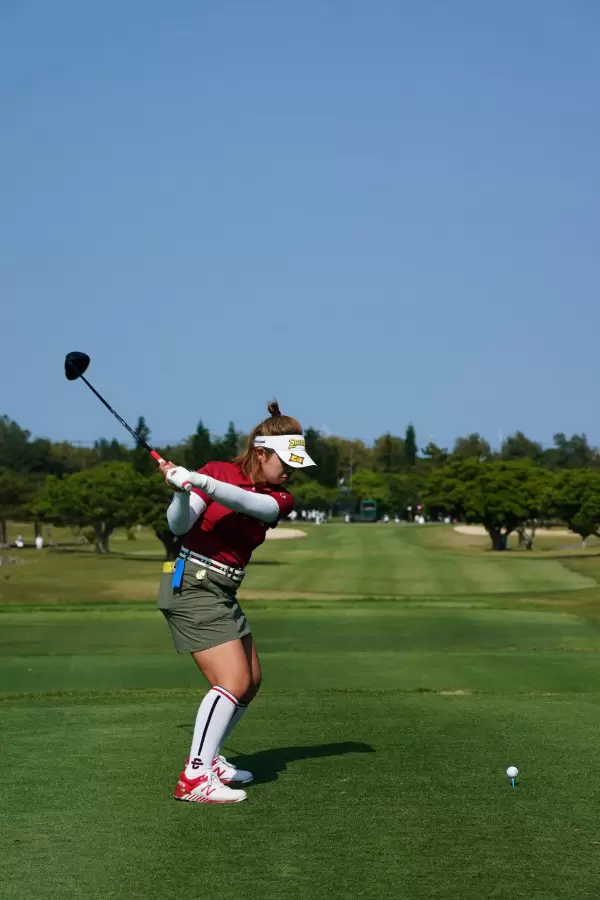 山下美夢有のドライバースイング（後方）連続写真【2022年ダイキンオーキッドレディスゴルフトーナメント】
