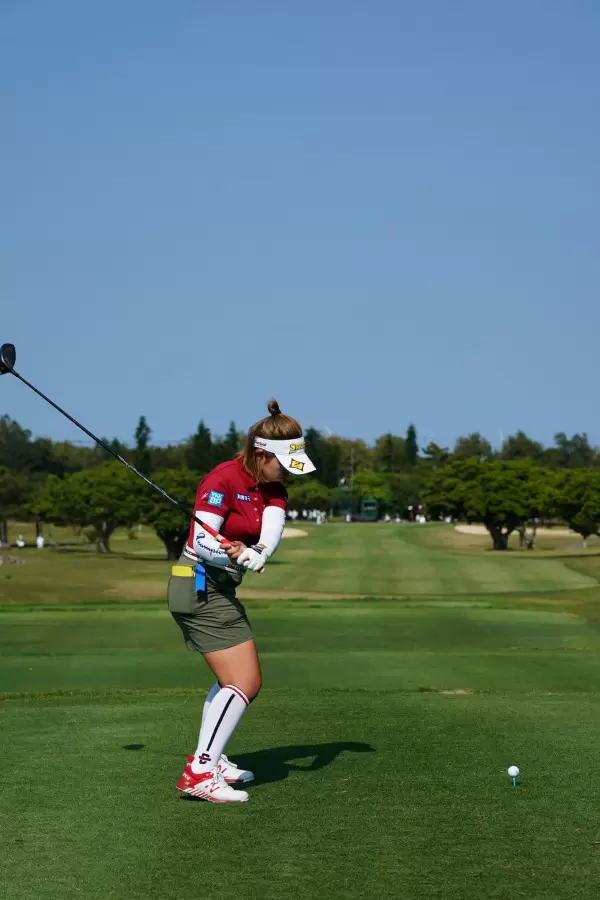 山下美夢有のドライバースイング（後方）連続写真【2022年ダイキンオーキッドレディスゴルフトーナメント】