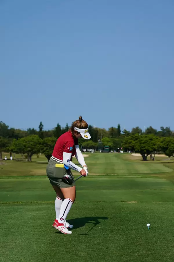 山下美夢有のドライバースイング（後方）連続写真【2022年ダイキンオーキッドレディスゴルフトーナメント】