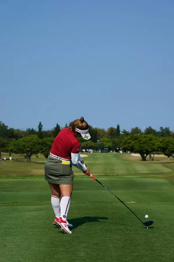 山下美夢有のドライバースイング（後方）連続写真【2022年ダイキンオーキッドレディスゴルフトーナメント】