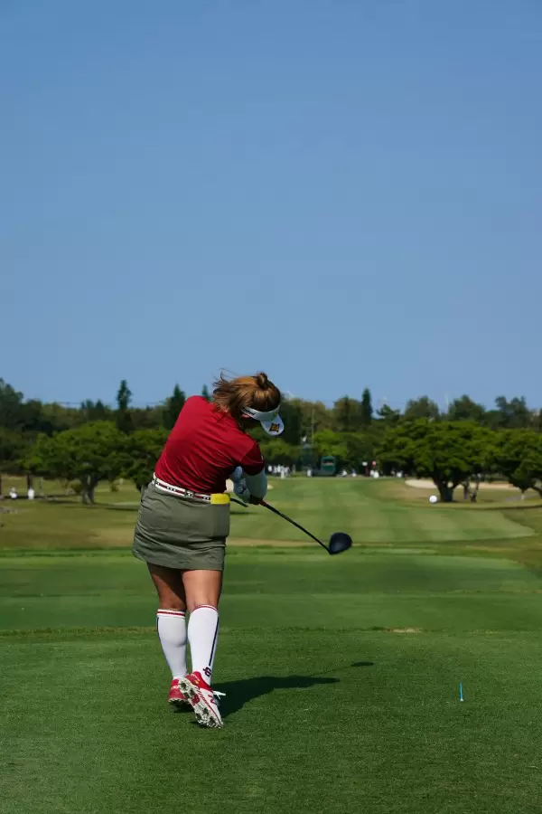 山下美夢有のドライバースイング（後方）連続写真【2022年ダイキンオーキッドレディスゴルフトーナメント】