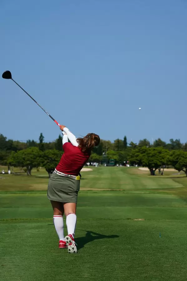 山下美夢有のドライバースイング（後方）連続写真【2022年ダイキンオーキッドレディスゴルフトーナメント】