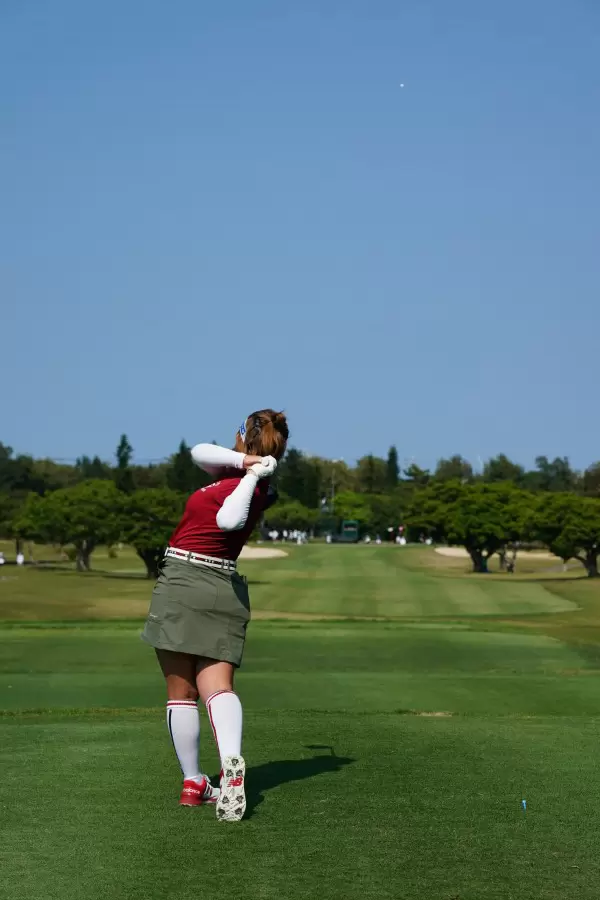 山下美夢有のドライバースイング（後方）連続写真【2022年ダイキンオーキッドレディスゴルフトーナメント】