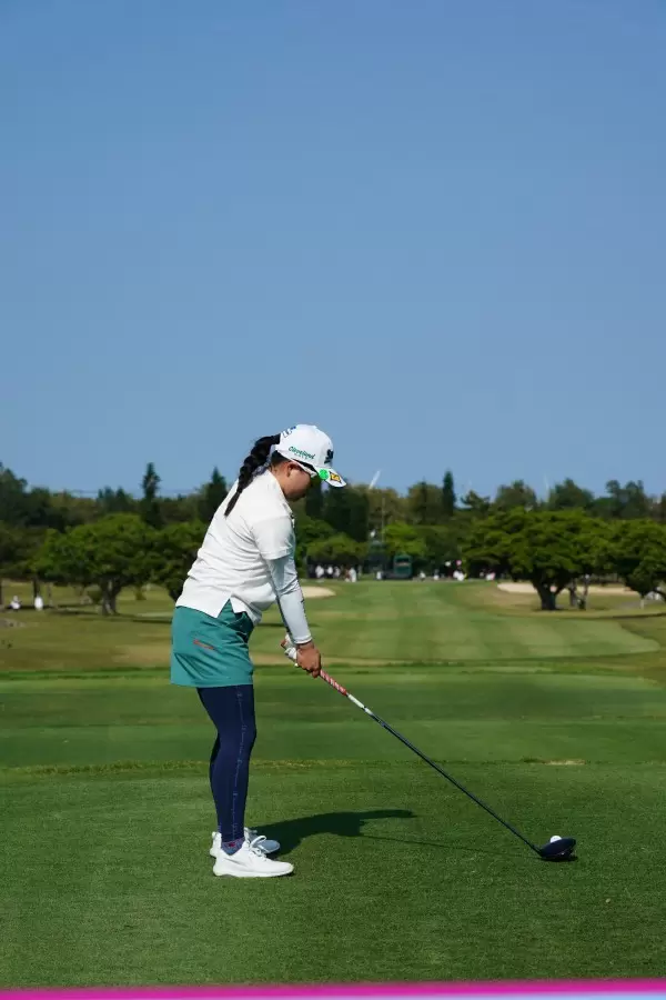 勝みなみのドライバースイング（後方）連続写真【2022年ダイキンオーキッドレディスゴルフトーナメント】