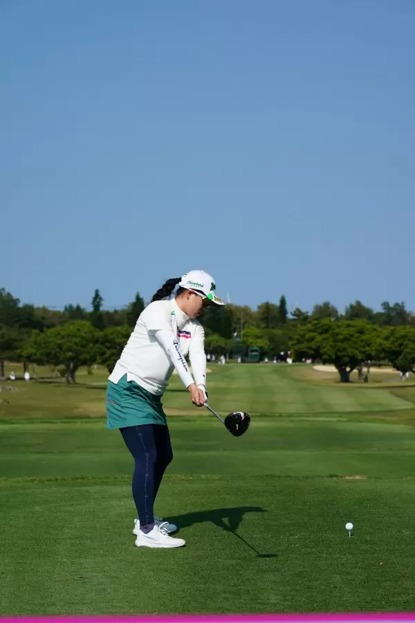 勝みなみのドライバースイング（後方）連続写真【2022年ダイキンオーキッドレディスゴルフトーナメント】