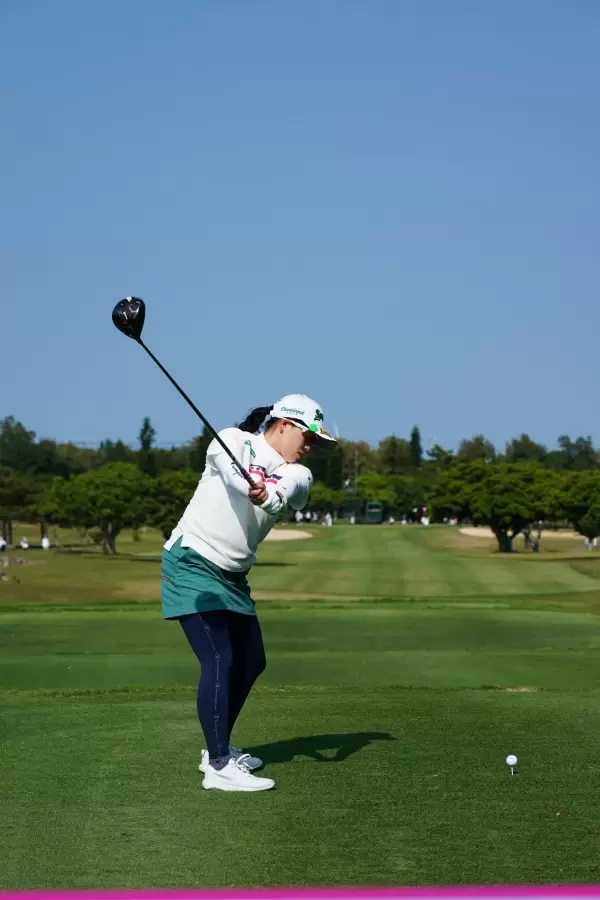 勝みなみのドライバースイング（後方）連続写真【2022年ダイキンオーキッドレディスゴルフトーナメント】