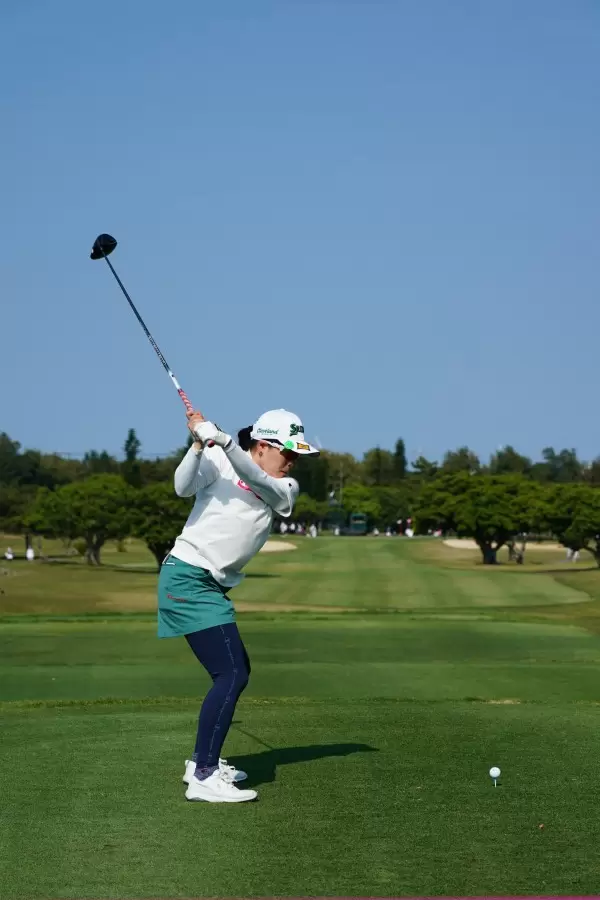 勝みなみのドライバースイング（後方）連続写真【2022年ダイキンオーキッドレディスゴルフトーナメント】