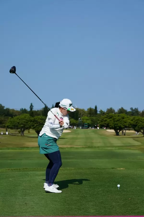 勝みなみのドライバースイング（後方）連続写真【2022年ダイキンオーキッドレディスゴルフトーナメント】