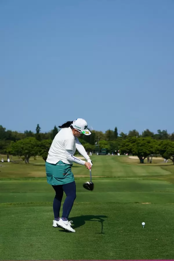 勝みなみのドライバースイング（後方）連続写真【2022年ダイキンオーキッドレディスゴルフトーナメント】