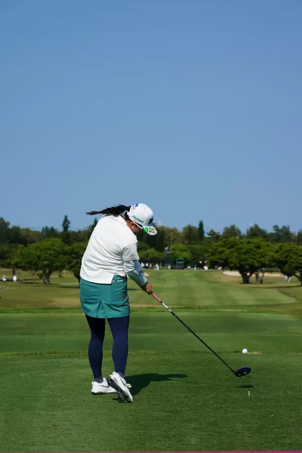 勝みなみのドライバースイング（後方）連続写真【2022年ダイキンオーキッドレディスゴルフトーナメント】