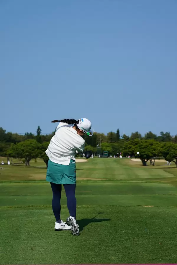 勝みなみのドライバースイング（後方）連続写真【2022年ダイキンオーキッドレディスゴルフトーナメント】