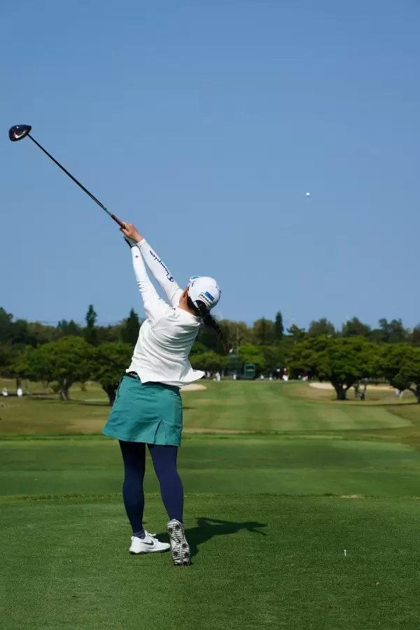 勝みなみのドライバースイング（後方）連続写真【2022年ダイキンオーキッドレディスゴルフトーナメント】