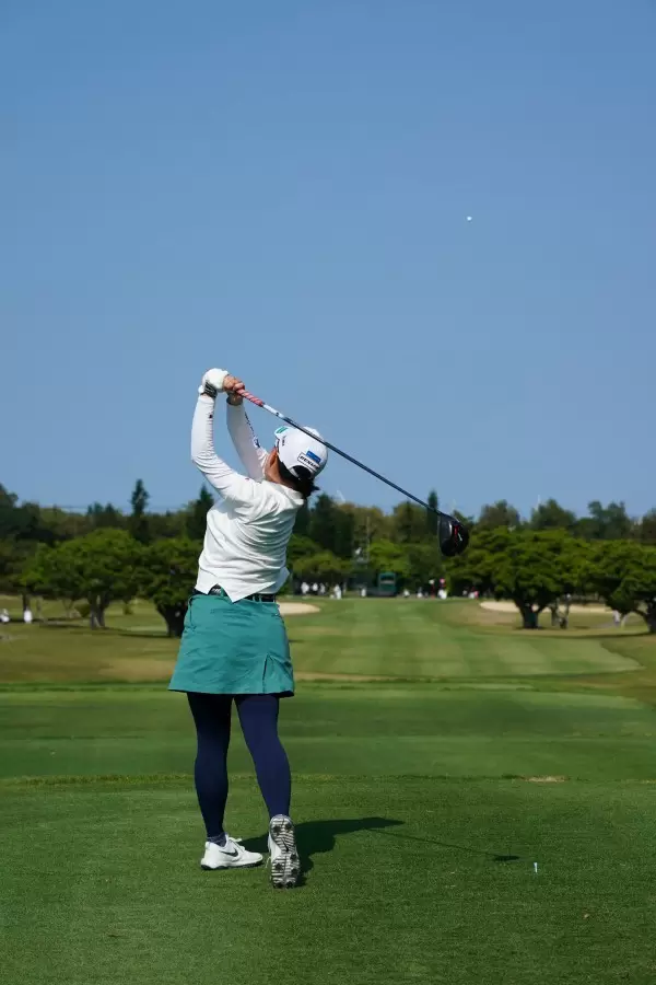 勝みなみのドライバースイング（後方）連続写真【2022年ダイキンオーキッドレディスゴルフトーナメント】