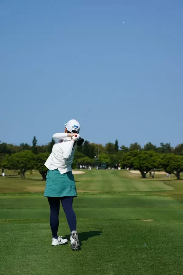 勝みなみのドライバースイング（後方）連続写真【2022年ダイキンオーキッドレディスゴルフトーナメント】