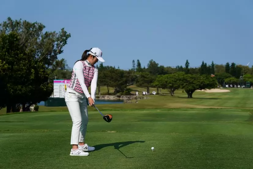 稲見萌寧のドライバースイング（後方）連続写真【2022年ダイキンオーキッドレディスゴルフトーナメント】