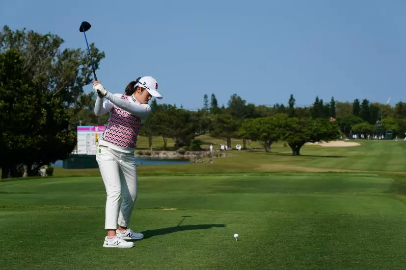 稲見萌寧のドライバースイング（後方）連続写真【2022年ダイキンオーキッドレディスゴルフトーナメント】