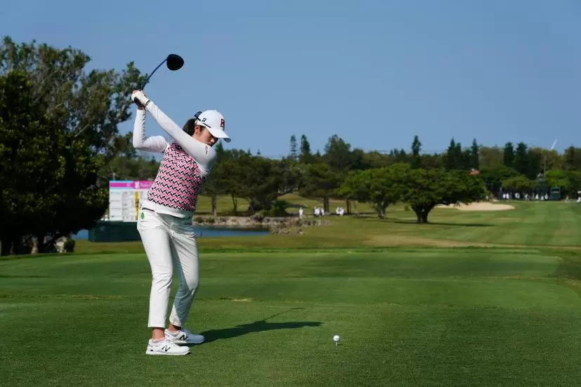 稲見萌寧のドライバースイング（後方）連続写真【2022年ダイキンオーキッドレディスゴルフトーナメント】