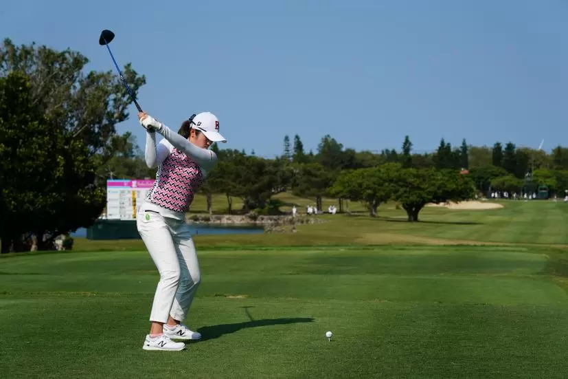 稲見萌寧のドライバースイング（後方）連続写真【2022年ダイキンオーキッドレディスゴルフトーナメント】