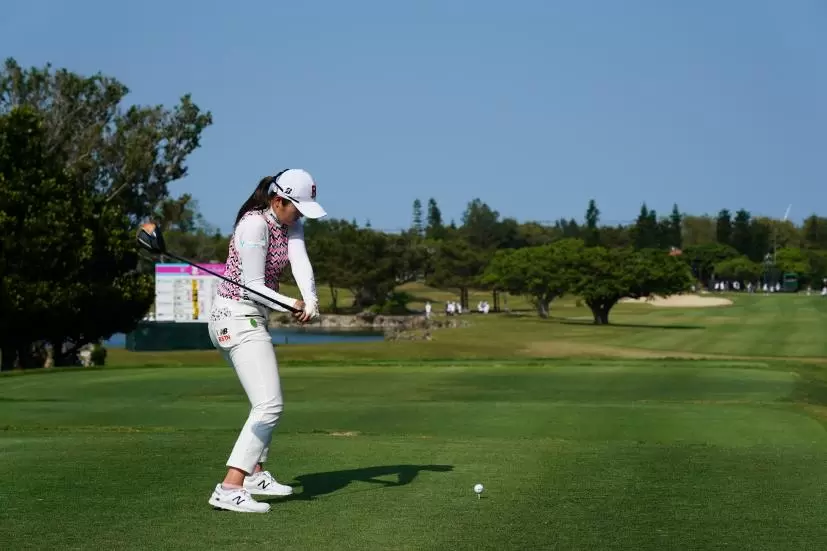 稲見萌寧のドライバースイング（後方）連続写真【2022年ダイキンオーキッドレディスゴルフトーナメント】