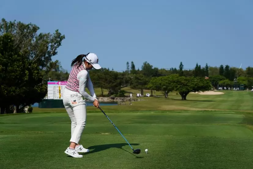 稲見萌寧のドライバースイング（後方）連続写真【2022年ダイキンオーキッドレディスゴルフトーナメント】