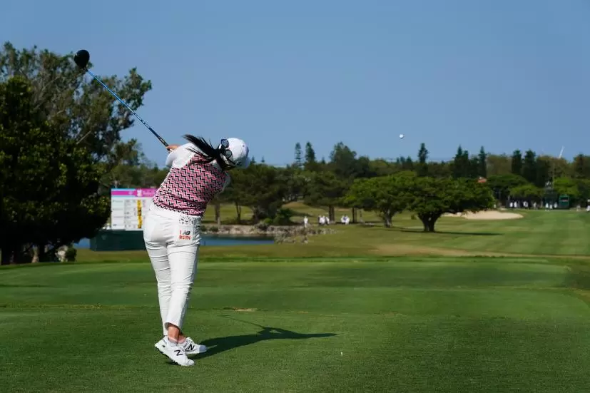 稲見萌寧のドライバースイング（後方）連続写真【2022年ダイキンオーキッドレディスゴルフトーナメント】