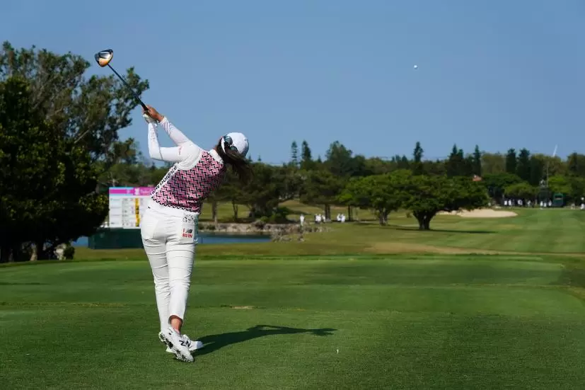 稲見萌寧のドライバースイング（後方）連続写真【2022年ダイキンオーキッドレディスゴルフトーナメント】