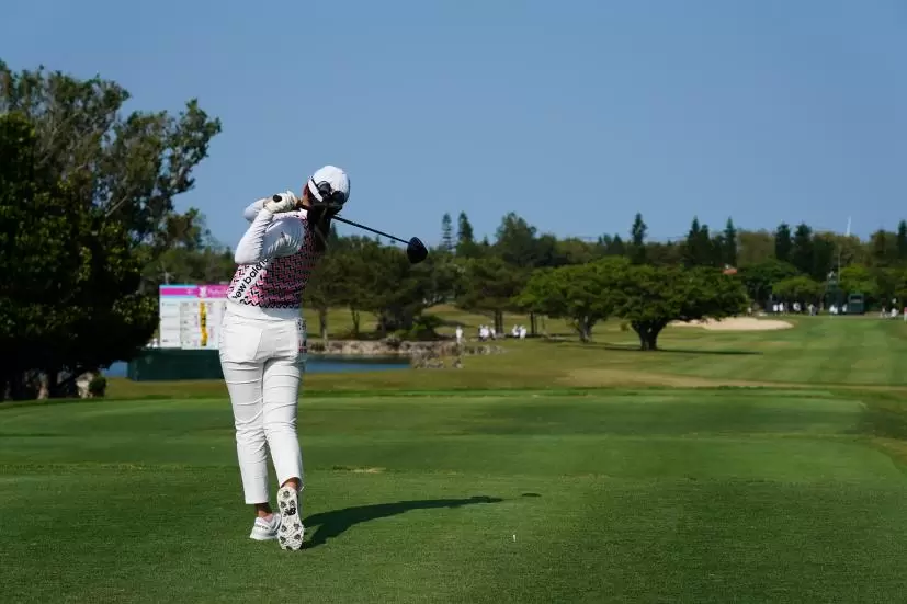 稲見萌寧のドライバースイング（後方）連続写真【2022年ダイキンオーキッドレディスゴルフトーナメント】