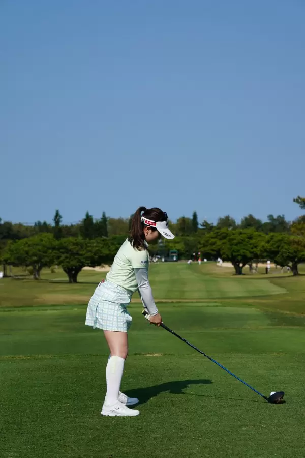 西村優菜のドライバースイング（後方）連続写真【2022年ダイキンオーキッドレディスゴルフトーナメント】