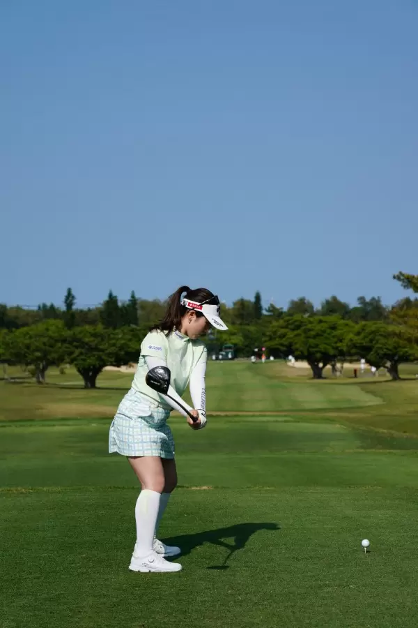 西村優菜のドライバースイング（後方）連続写真【2022年ダイキンオーキッドレディスゴルフトーナメント】