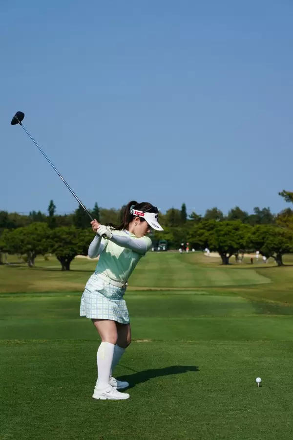 西村優菜のドライバースイング（後方）連続写真【2022年ダイキンオーキッドレディスゴルフトーナメント】