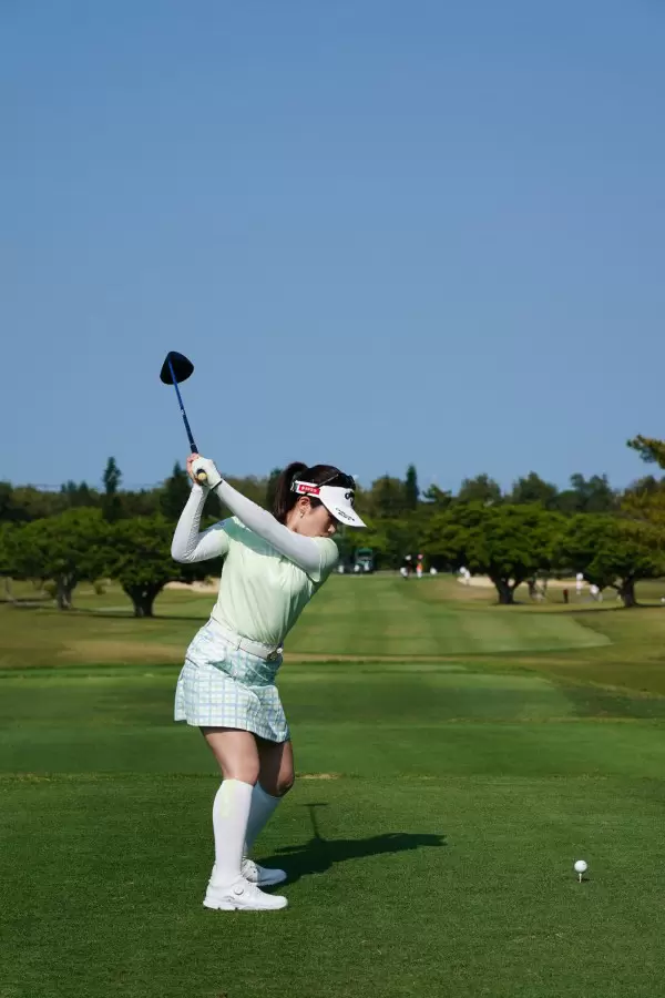 西村優菜のドライバースイング（後方）連続写真【2022年ダイキンオーキッドレディスゴルフトーナメント】