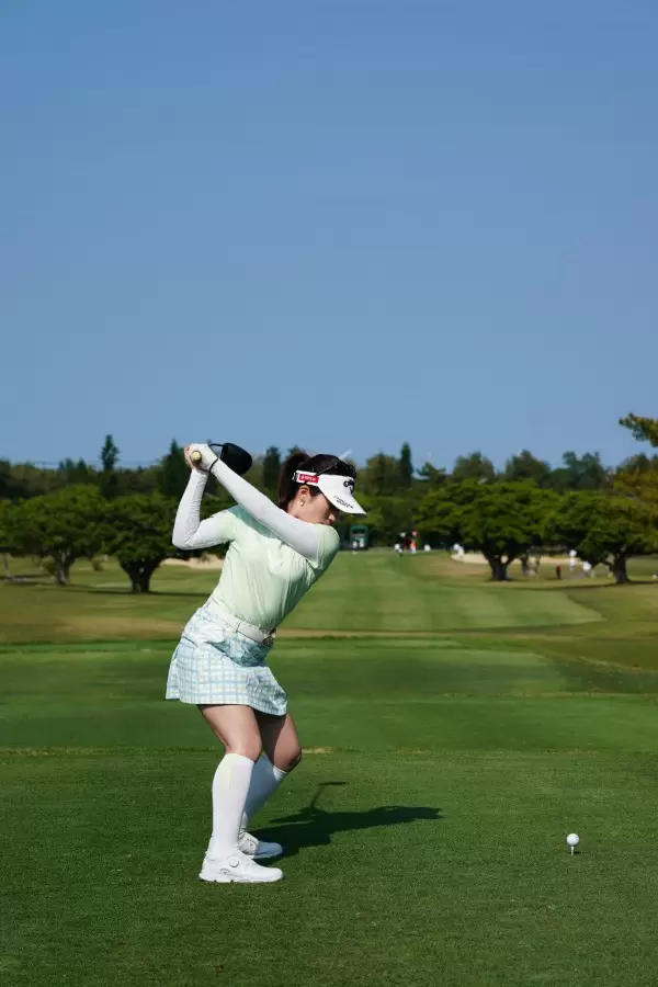 西村優菜のドライバースイング（後方）連続写真【2022年ダイキンオーキッドレディスゴルフトーナメント】