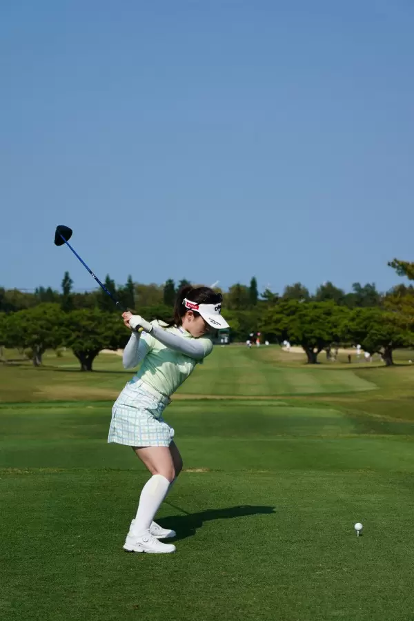 西村優菜のドライバースイング（後方）連続写真【2022年ダイキンオーキッドレディスゴルフトーナメント】